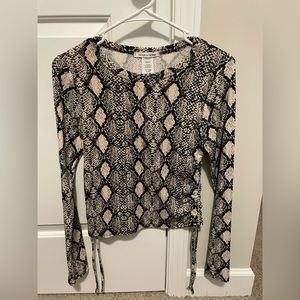 Women’s snake print top side cinch NWT M
